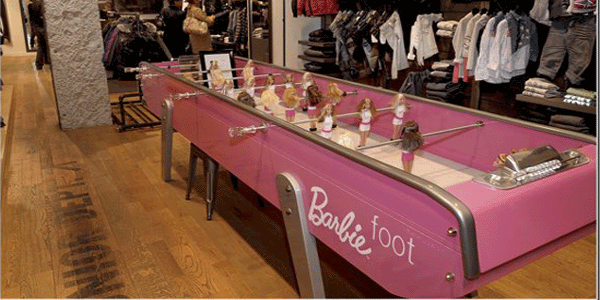 ARTY Vitrines Lyon - Installation de Barbie Foot chez IKKS Junior 