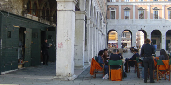 Venise - restaurant la Naranzaria près du canal et du Rialto