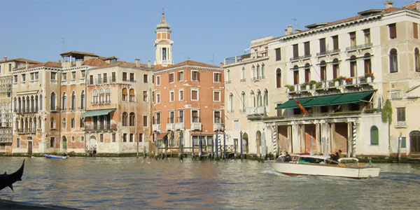 Venise - le grand canal devant le restaurant la Naranzaria