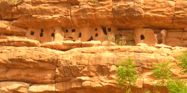 Mali - le pays Dogon et l'habitat Telem dans les falaises