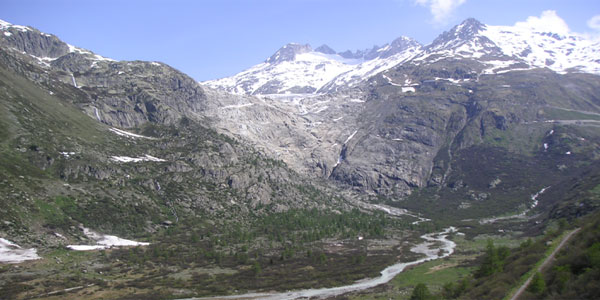 Le Rhône à sa sortie du glacier dans le massif du Saint Gothard