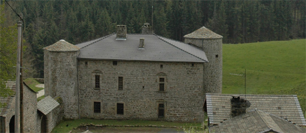 le manoir des beaumes - les tours rondes et les fenêtres xvième siècle