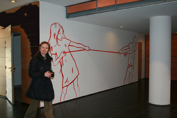 Françoise Petrovitch en cours de réalisation d'une séance de walldrawing