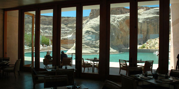 Amangiri - la salle à manger et la piscine