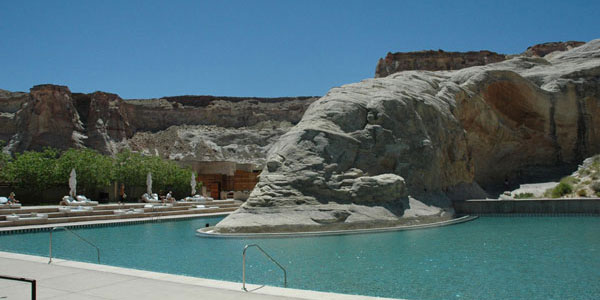 Amangiri (Utah) - la piscine embrassant l'avancée rocheuse....