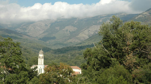 Bastelica - Core du Sud - Hotel Artemisia - vue du clocher et de la montagne