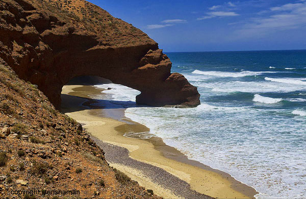 Maroc - Les plages de Legzira, entre Midelt et Sidi-Ifni (photo  jitenshaman)