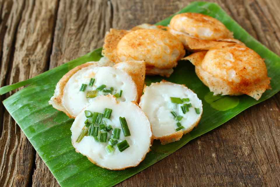 Gourmandises Thailande - les plats emblématiques : le KanomKrok ou beignets sucrés/salés