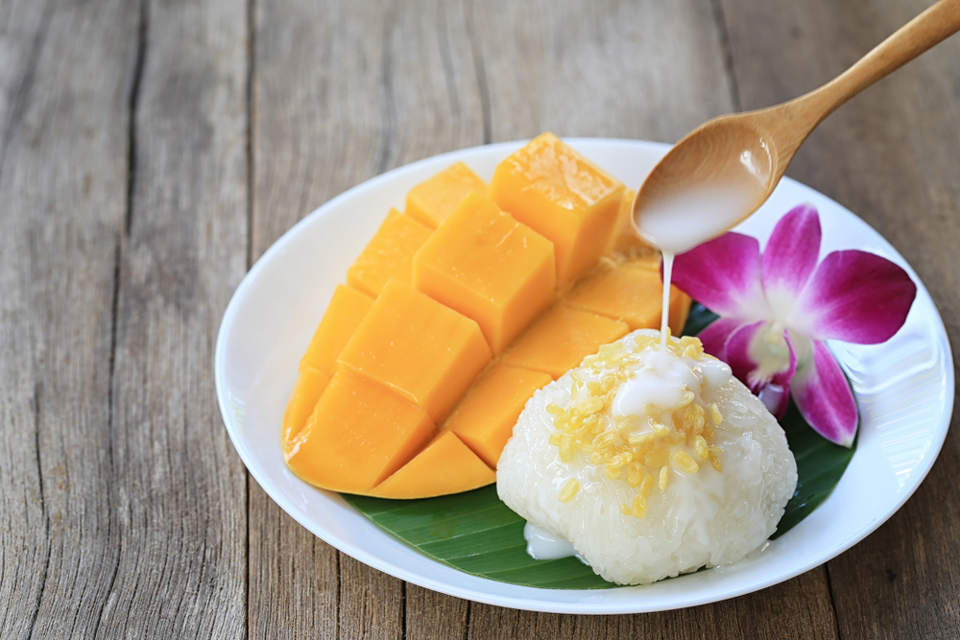 Gourmandises Thailande - les plats emblématiques : le KhaoNiao Ma Mouang ou riz gluant au lait de coco