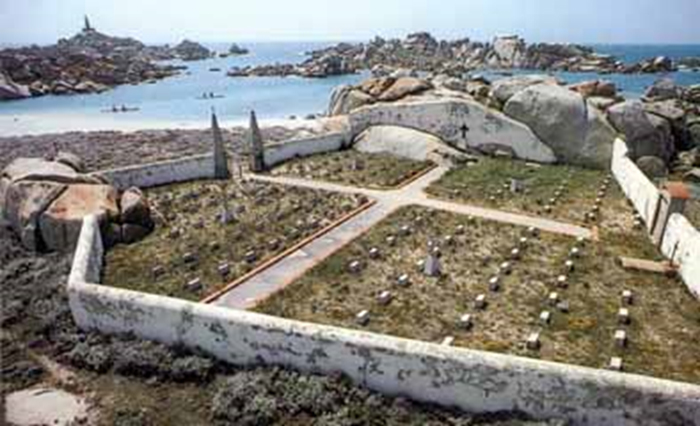 Croisieres de Jean - Croisière en Corse du Sud : cimetière des Lavezzi