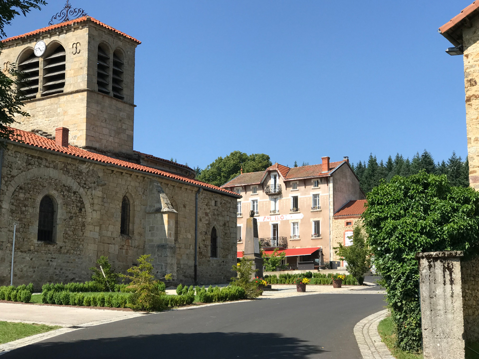 L'auberge de Chassignoles et l'église romane