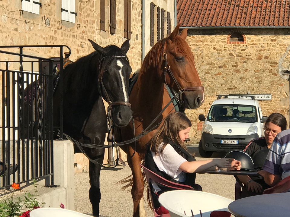 L'auberge de Chassignoles accueille tous les clients (et leurs montures)...