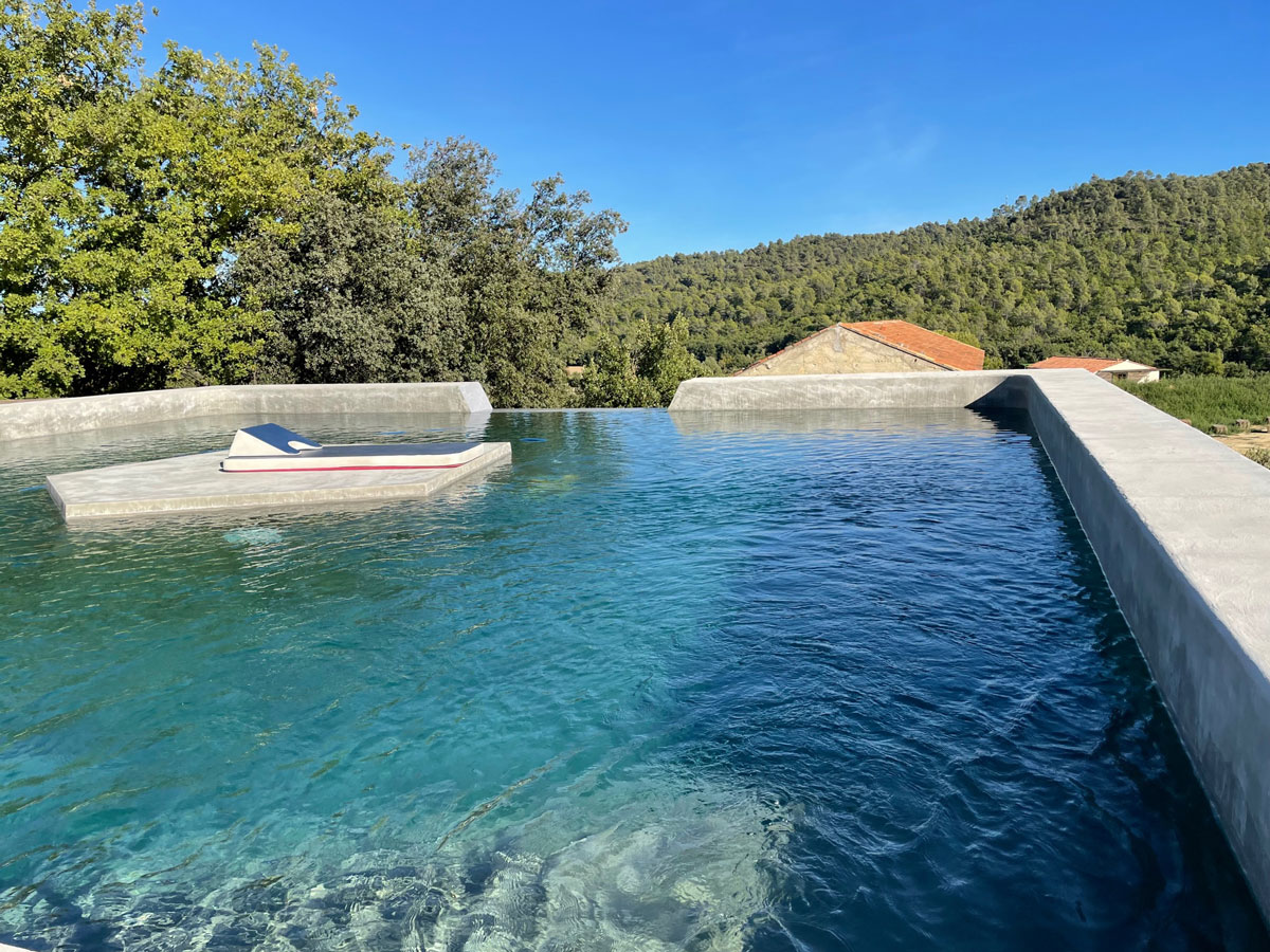 Javade - Magazine de la découverte et de l'évasion ! La Ferme Hi Bride - réservoir agricole transformé en piscine