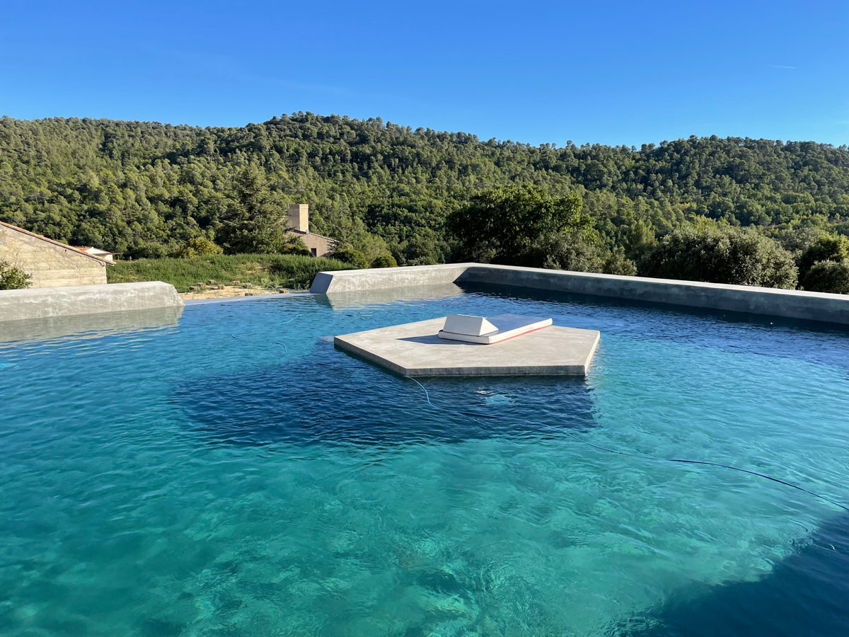 Javade - Magazine de la découverte et de l'évasion ! La Ferme Hi Bride - réservoir agricole transformé en piscine